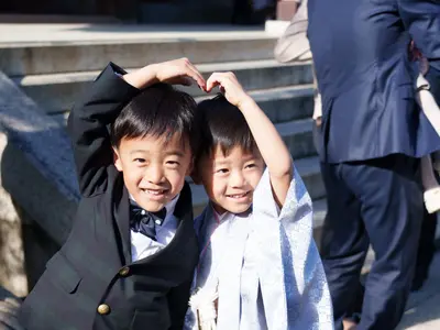 泣き顔も笑顔も自然体で残す　お宮参りを丁寧に撮る出張カメラマン