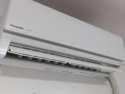 ソクリのエアコンクリーニングは高圧洗浄！18Lの水を高圧で注ぎ圧倒的な洗浄力。