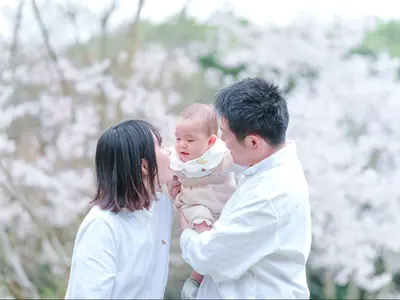 桜や新緑の中で素敵な家族写真を！楽しい雰囲気で自然な表情を撮影しています