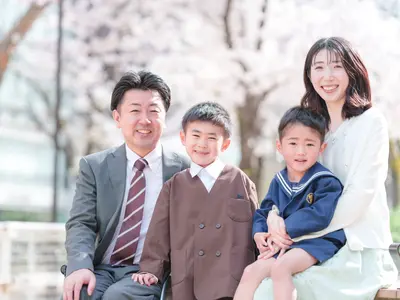 桜や新緑の中で素敵な家族写真を！楽しい雰囲気で自然な表情を撮影しています
