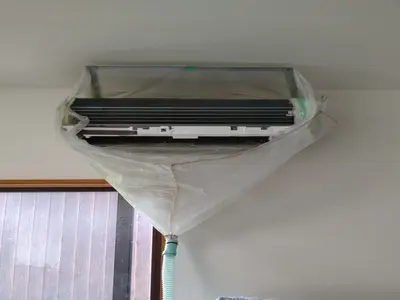 分解エアコンクリーニング　ドレンパンも外します