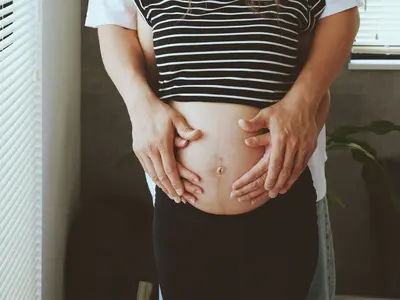 スタジオカメラマンが自然で優しいマタニティフォトを撮影します♫