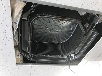 業務用エアコンも徹底分解でエアコンの汚れと臭いを徹底的に除去します！！