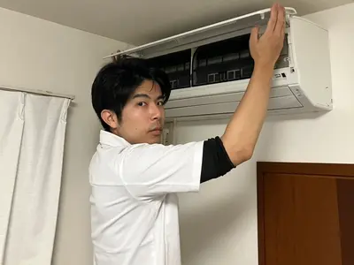 エアコンから見えてる黒いシミ、全部カビです。　プロの洗浄で落としてみませんか？