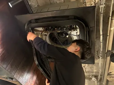 飲食店の快適空間を実現！天カセエアコンの徹底クリーニング