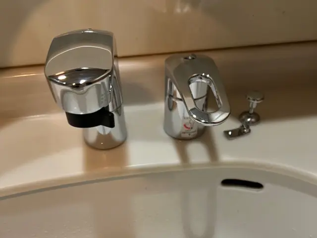 洗面蛇口交換承ります。2ハンドルからシングルレバー水栓への交換も可能です。サービスの画像