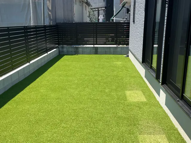 人工芝施工はお任せ下さい！2種類の人工芝からお選びいただけます。サービスの画像