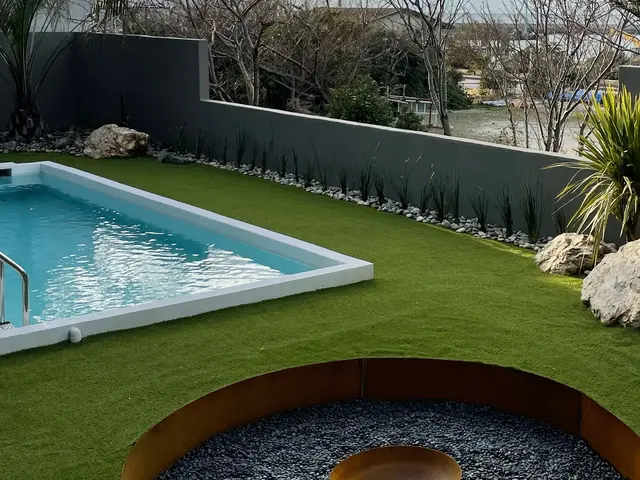 人工芝施工はお任せ下さい！2種類の人工芝からお選びいただけます。サービスの画像