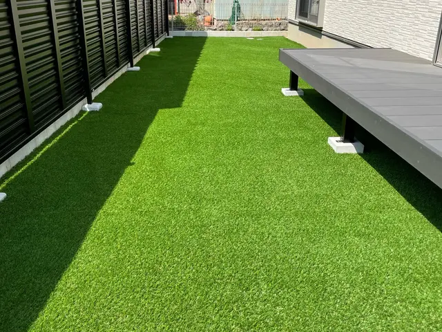 人工芝施工はお任せ下さい！2種類の人工芝からお選びいただけます。サービスの画像