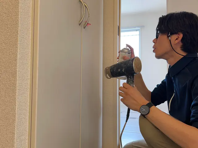 交換や張り替えではなく補修で解決！ドアにできた穴や傷などをわからなくいたします。サービスの画像