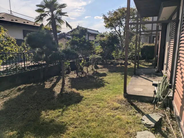 お庭の除草、草刈り。その他の建物内外の除草作業致します。サービスの画像