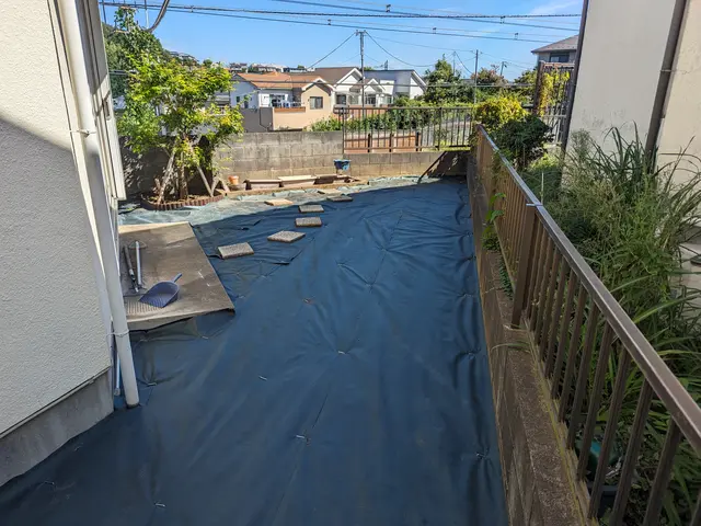 お庭の除草、草刈り。その他の建物内外の除草作業致します。サービスの画像