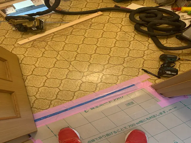 気に入った柄をカタログからチョイス　理想のお部屋に模様替えサービスの画像