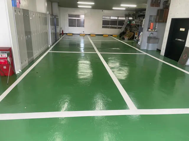 常に真っ直ぐを求めて作業します！　　　　　ライン塗装は当店にお任せください！サービスの画像