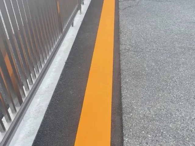 常に真っ直ぐを求めて作業します！　　　　　ライン塗装は当店にお任せください！サービスの画像