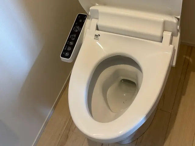 ウォシュレット（温水洗浄便座）取り付け、心を込めて作業いたします。サービスの画像