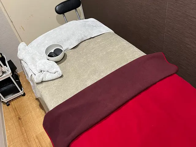 女性スタッフによる温めケアで血流改善！習い事のように続けられ高齢女性の綺麗を応援サービスの画像