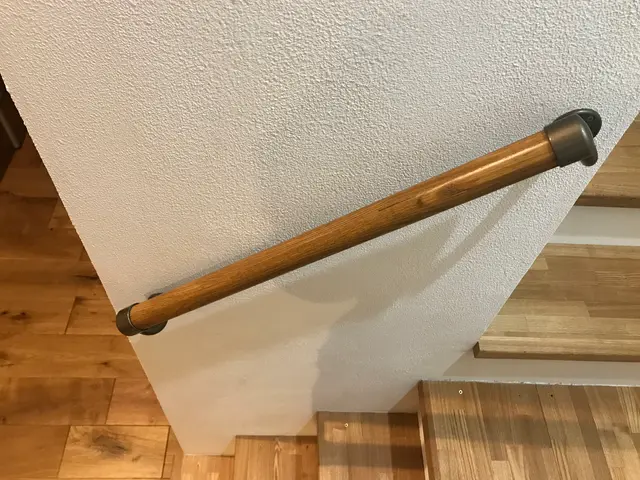 お子さんやご高齢の方のために手摺の取付工事承っています。サービスの画像