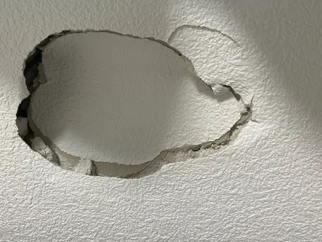 ☆アレ、アナどこだっけ？☆その穴無かったコトに☆くらマ公式CM出演中☆塗装壁対応サービスの画像