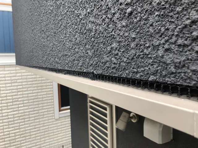 今の時期、敷地内に細長い糞を見かけませんか？コウモリの可能性大です。お見積無料！サービスの画像