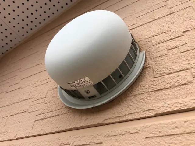 今の時期、敷地内に細長い糞を見かけませんか？コウモリの可能性大です。お見積無料！サービスの画像