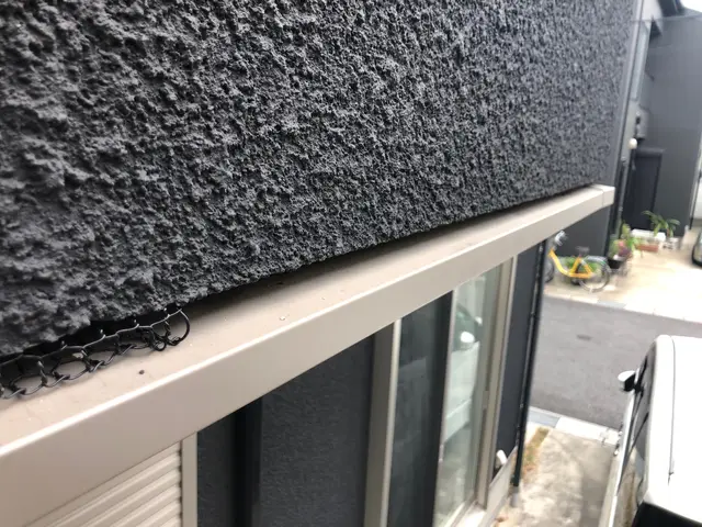 今の時期、敷地内に細長い糞を見かけませんか？コウモリの可能性大です。お見積無料！サービスの画像