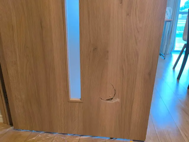 室内ドアの陥没穴補修。ドア交換の約1/10の費用!小さな傷は更に低価格対応サービスの画像