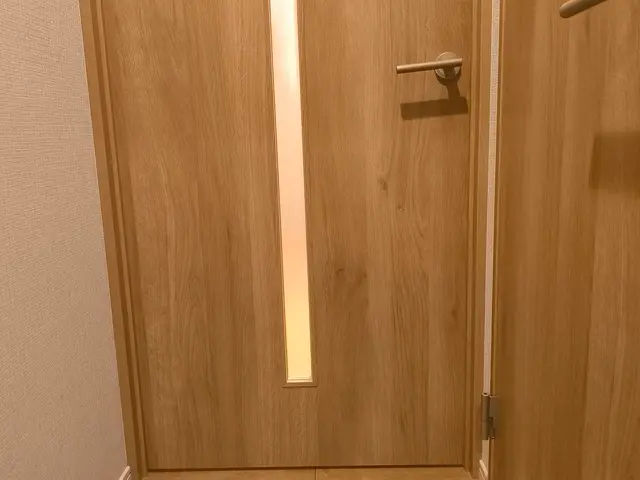 室内ドアの陥没穴補修。ドア交換の約1/10の費用!小さな傷は更に低価格対応サービスの画像