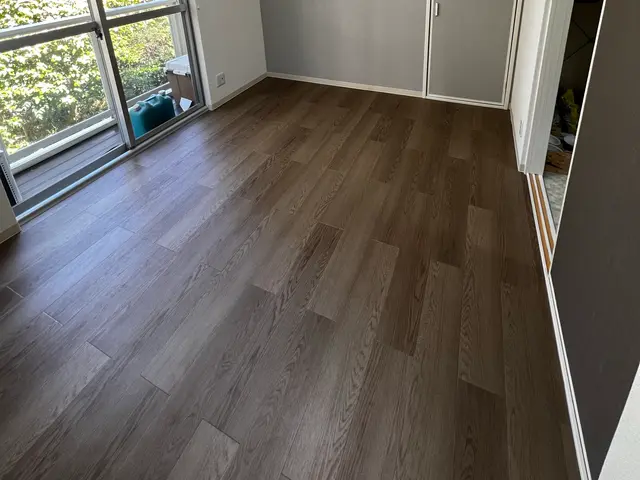 「低コスト×短工期で、床をおしゃれにプチリフォーム」サービスの画像