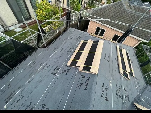 金属瓦に夜カバー工事サービスの画像