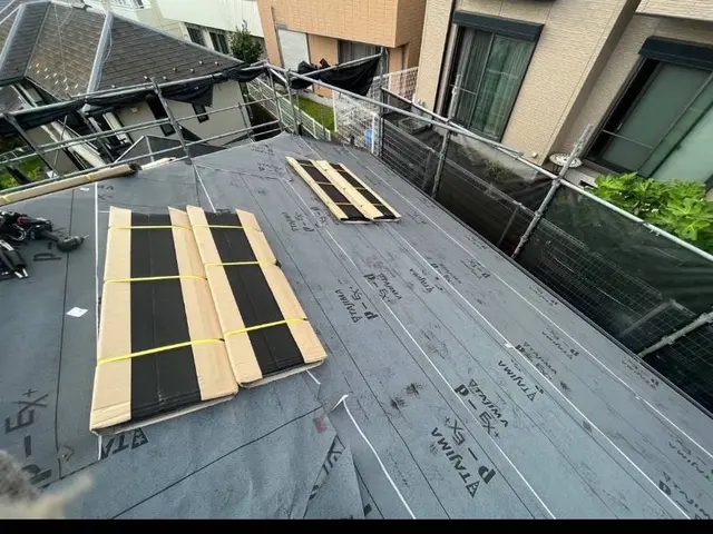 金属瓦に夜カバー工事サービスの画像