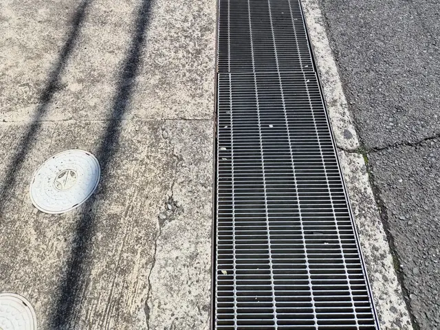 高圧洗浄による側溝洗浄を行います！安全対策・感染症対策も万全にし行います！サービスの画像