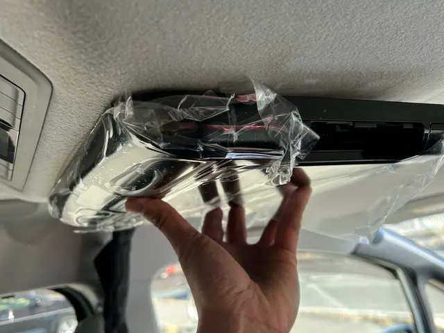 フリップダウンモニター取り付け致します！加工もお任せあれ！まずはご相談くださいサービスの画像