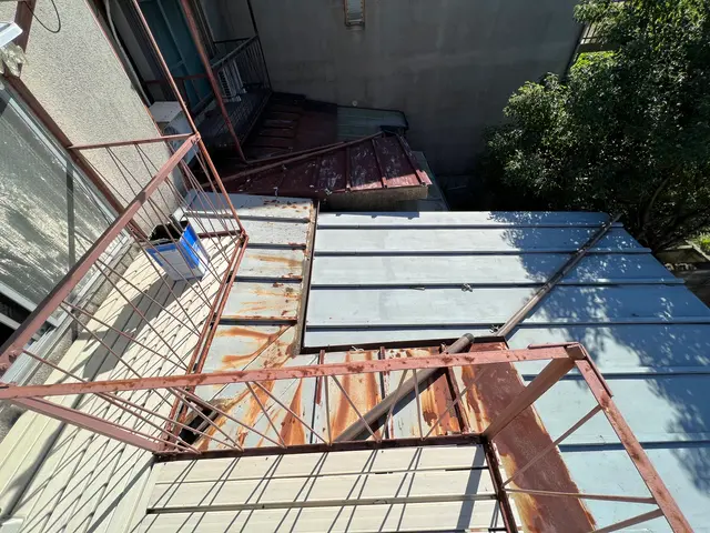 屋根をペンキで塗装します！　錆びたりしていても大丈夫です！サービスの画像