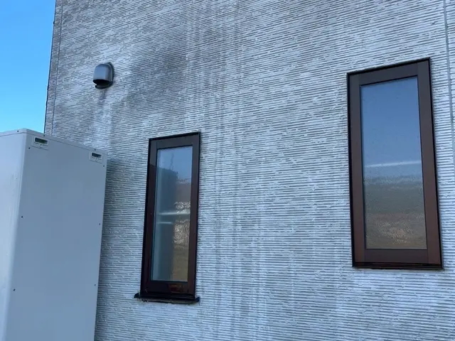 低圧洗浄で弱い圧力で落としていきます、壁に不具合は生まれません。洗剤を散布する。サービスの画像