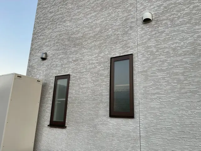 低圧洗浄で弱い圧力で落としていきます、壁に不具合は生まれません。洗剤を散布する。サービスの画像