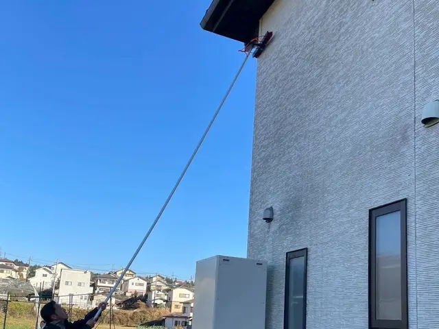 低圧洗浄で弱い圧力で落としていきます、壁に不具合は生まれません。洗剤を散布する。サービスの画像