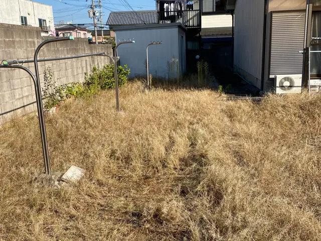 【地域密着店】お庭やお店周りの草刈りはお任せ下さい。丁寧に作業いたします。サービスの画像