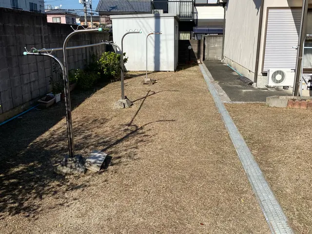 【地域密着店】お庭やお店周りの草刈りはお任せ下さい。丁寧に作業いたします。サービスの画像