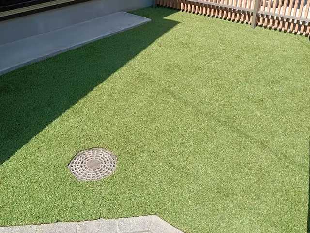 【人工芝施工いたします】雑草対策や、洗濯物を外に干すのもオススメします。サービスの画像