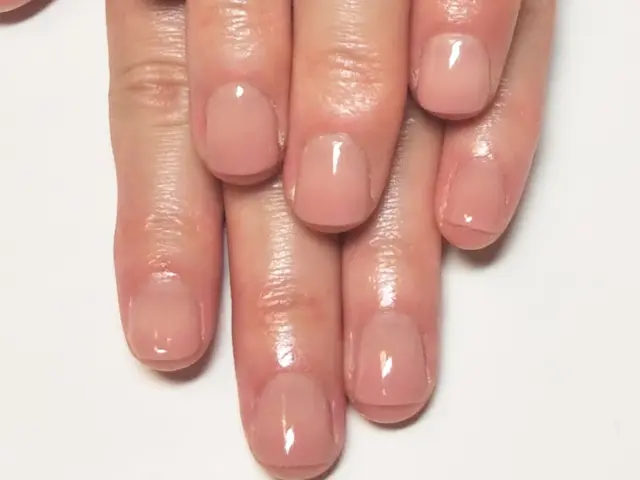 ミドル・シニアに大好評！話しやすさと丁寧な施術で選ばれ続ける訪問ネイルサービス