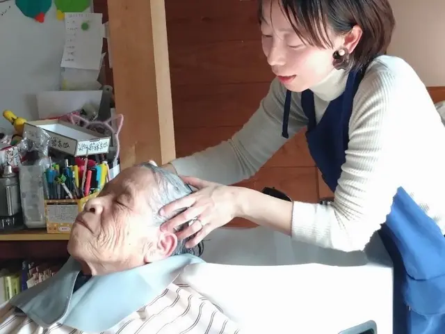 家庭でも本格的なサロン体験！業界17年、10000件以上の経験を持つ美容師が訪問サービスの画像