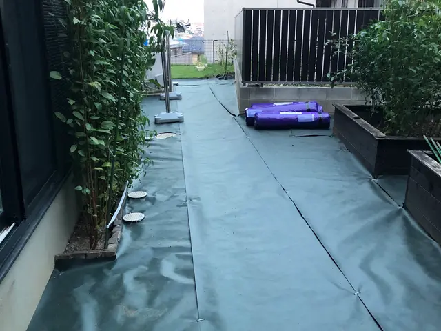 どんな形のお庭や場所でも綺麗に防草シートが貼れます！サービスの画像