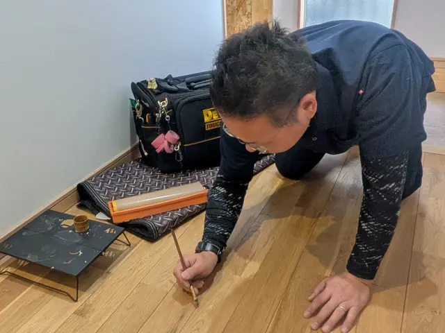 落として出来た床の凹み　家具の移動でついた床の傷　などを目立たなく補修します!サービスの画像