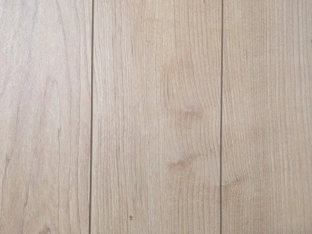 落として出来た床の凹み　家具の移動でついた床の傷　などを目立たなく補修します!サービスの画像