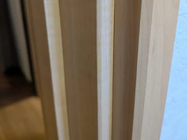 落として出来た床の凹み　家具の移動でついた床の傷　などを目立たなく補修します!サービスの画像