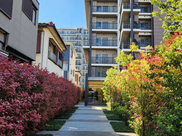 水平や曲線をメリハリ良く綺麗に刈る事によってお客様、歩行者様に清々しさを"サービスの画像