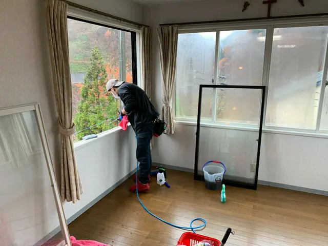 [1989年創業] 笑顔の素敵なスタッフが窓・サッシのお掃除に伺います！サービスの画像