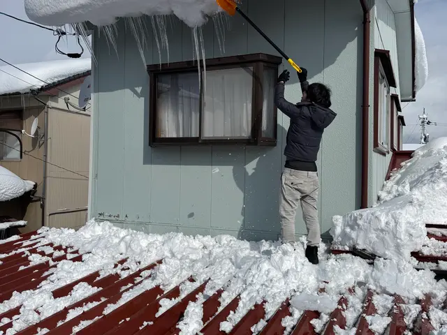 雪でお困りの方、屋根雪下ろし　家廻りの除雪は当社にお任せ下さい！！サービスの画像