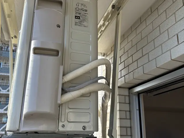 信頼・安心を訴求する「工事歴20年の職人が確かな技術で対応」「安心保証付き！サービスの画像